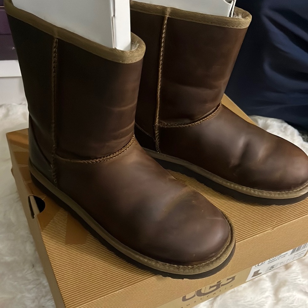 Ugg short leather brown boots